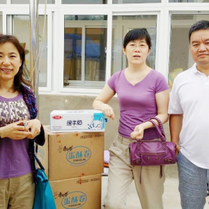 东城同仁医院支部慰问“365晨光宝贝之家”