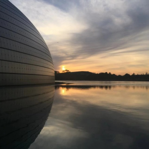 朱妍春作品——夕阳映照大剧院